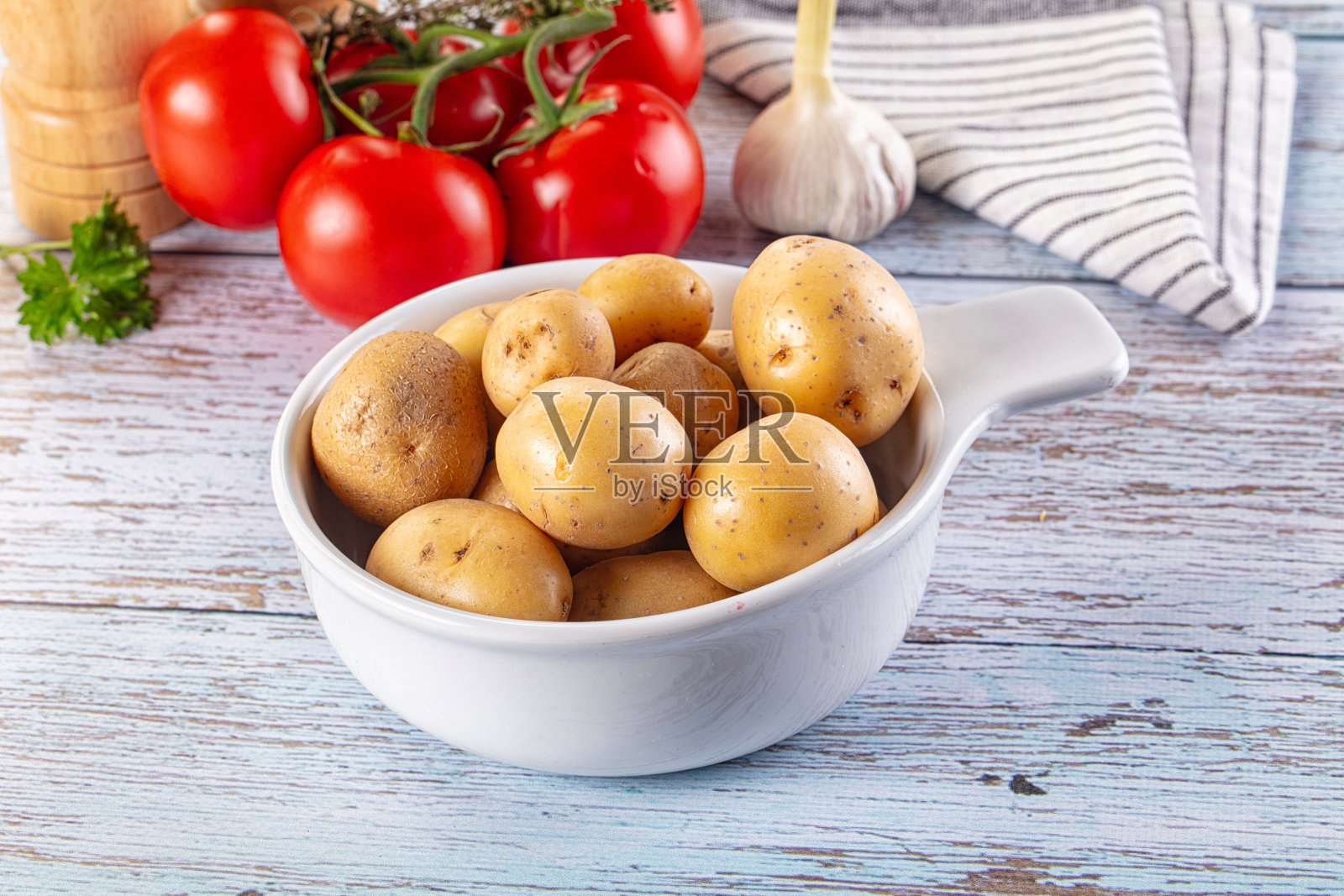 生的黄色小土豆照片摄影图片