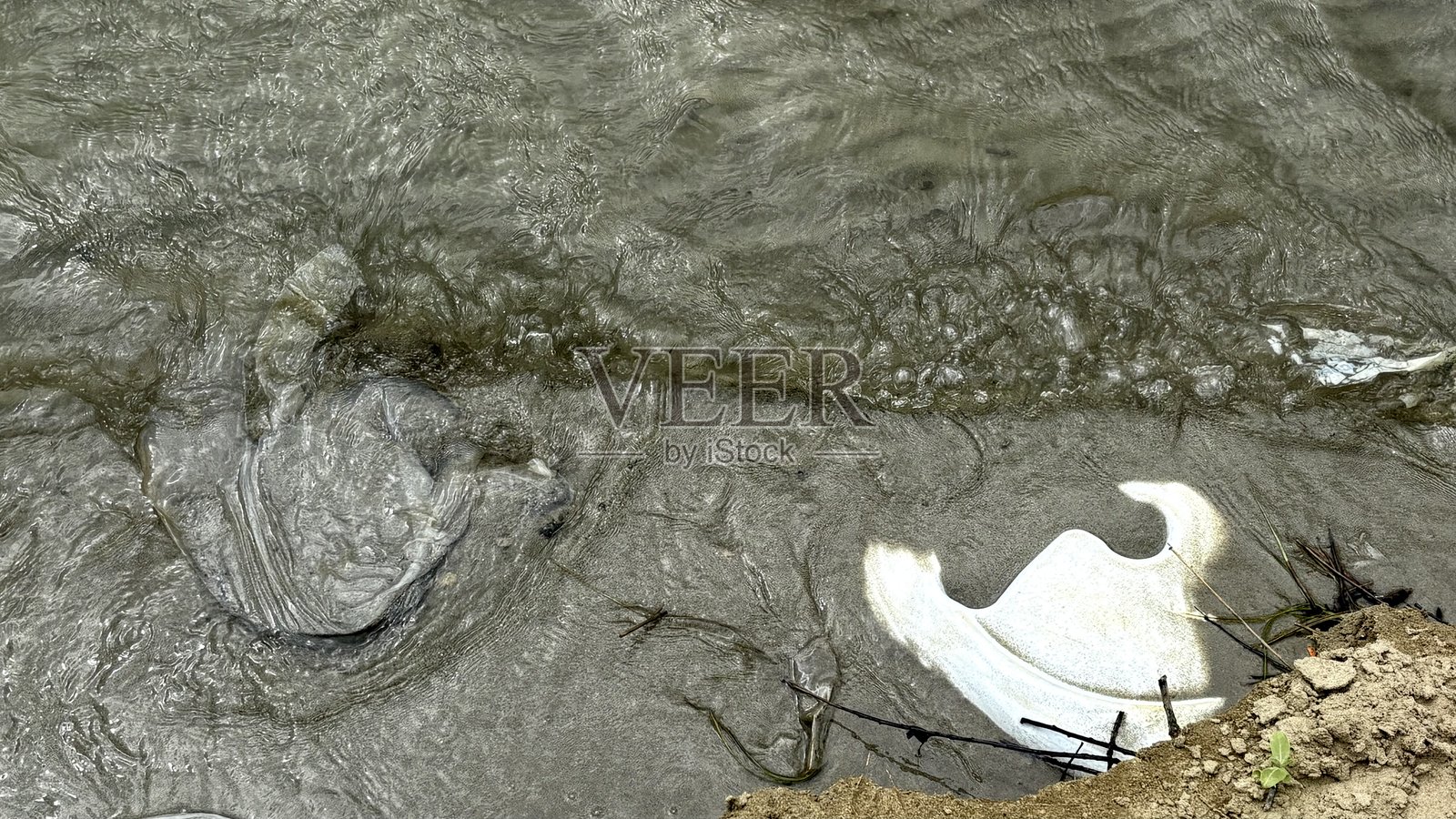 水边的塑料垃圾。照片摄影图片