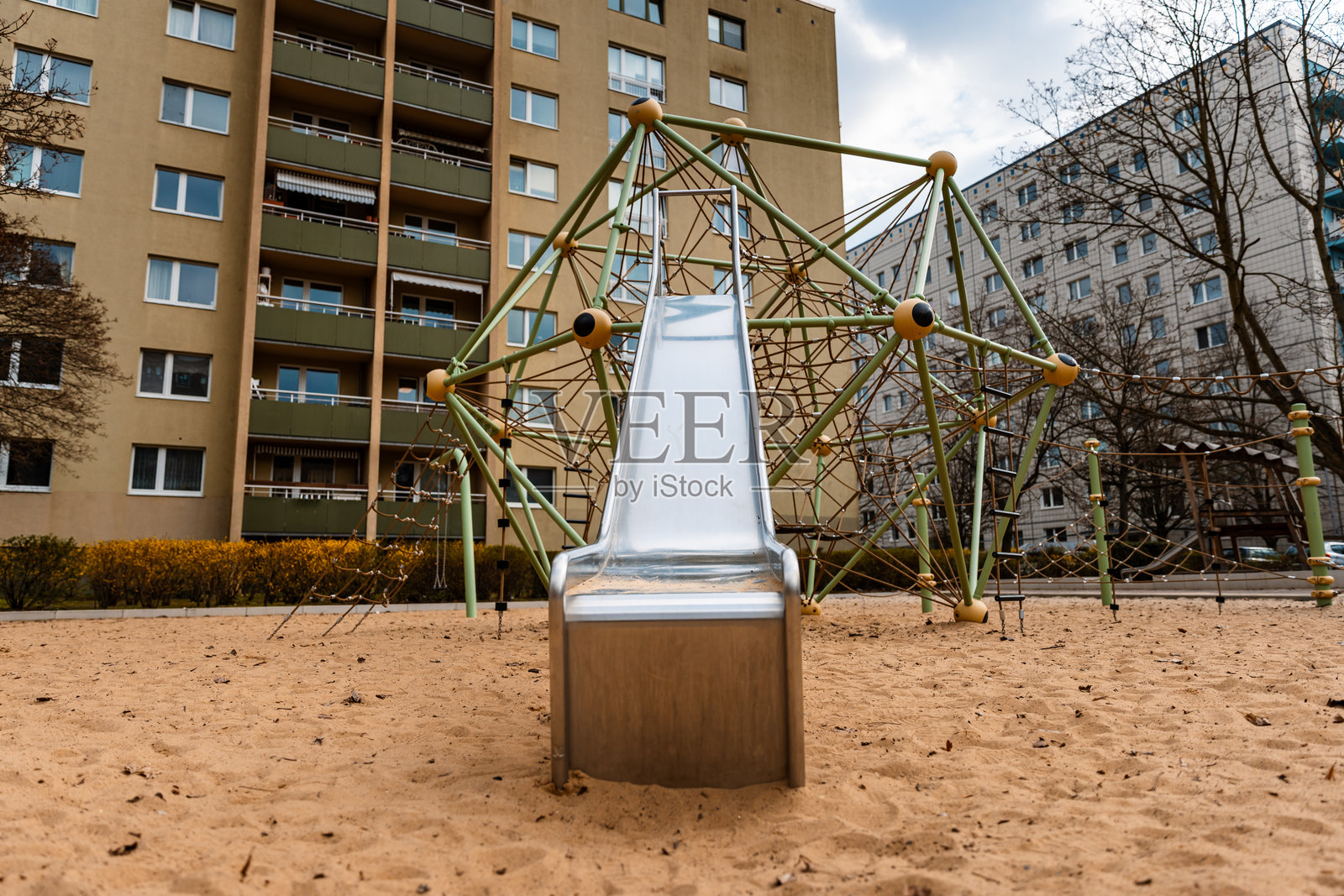 现代城市游乐场的滑梯照片摄影图片