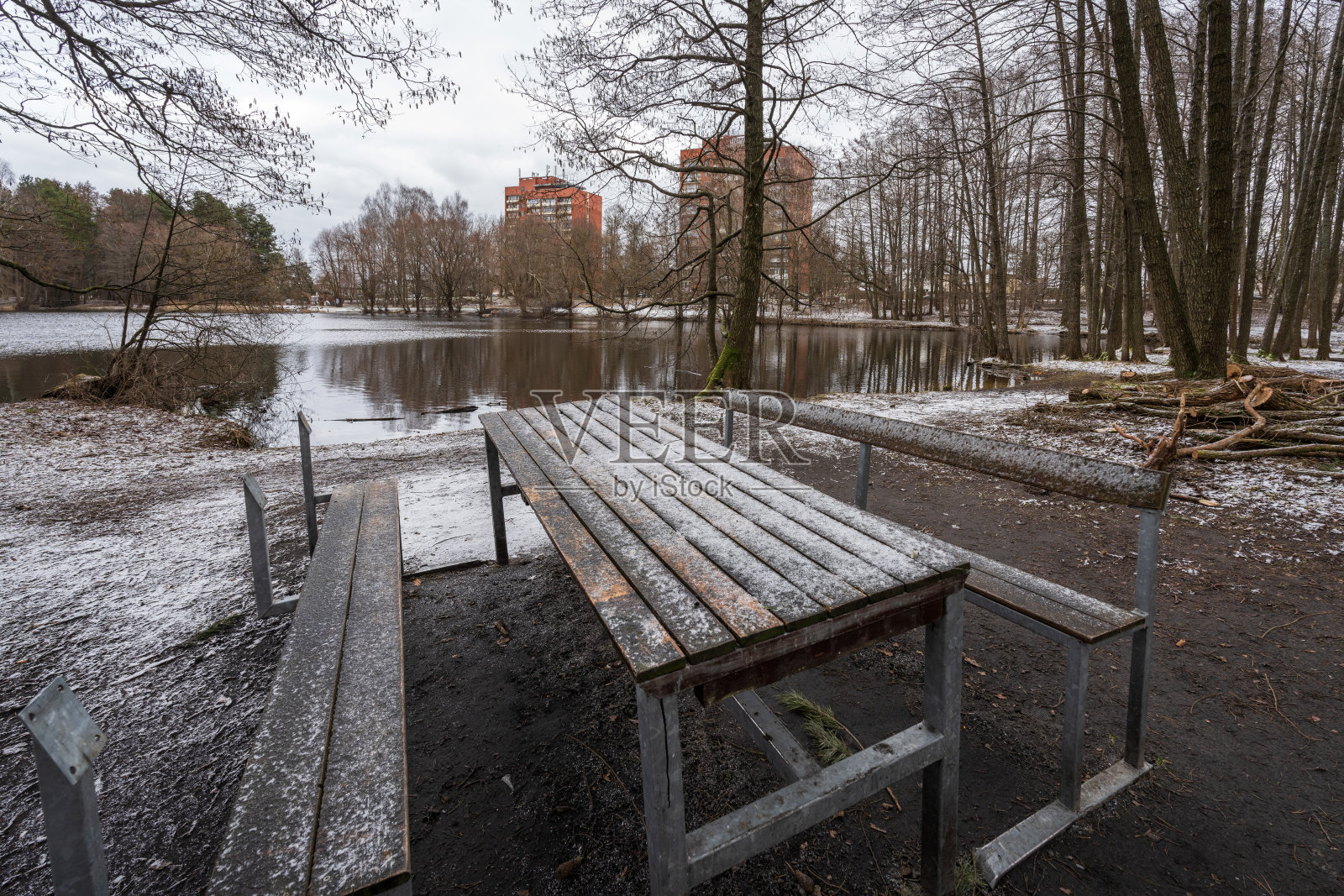 拉脱维亚里加Jugla住宅区的Dambjapurva湖冬季景色照片摄影图片