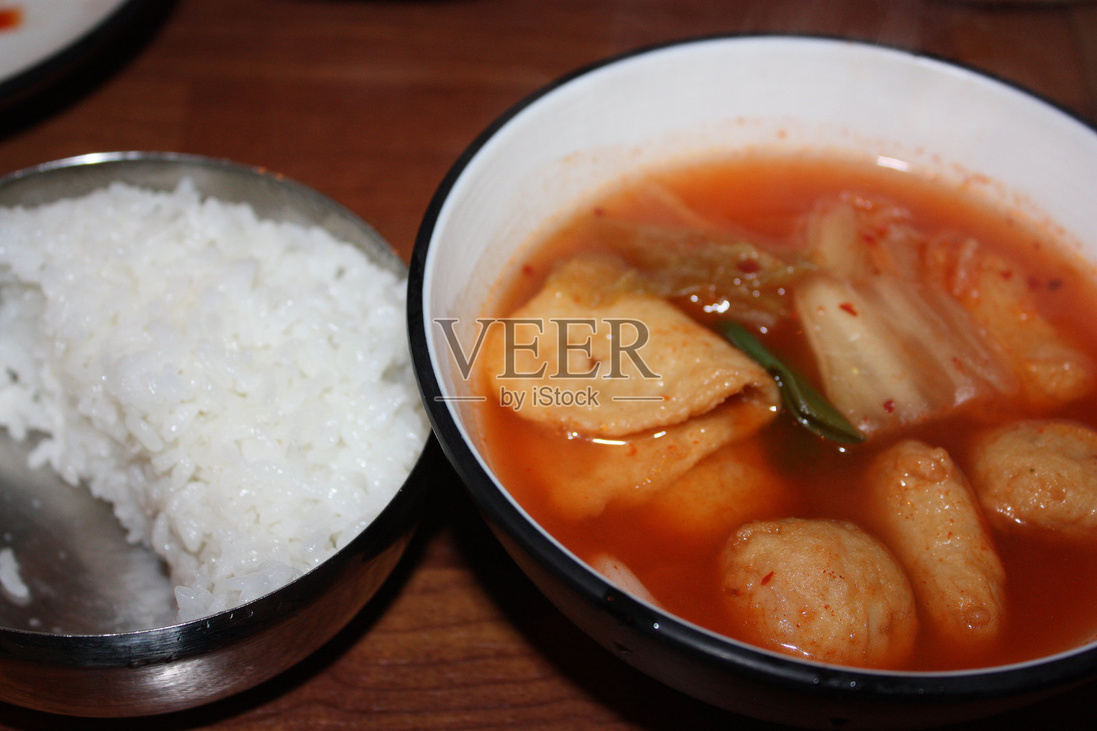 韩国菜:泡菜炖鱼饼和乌冬面照片摄影图片