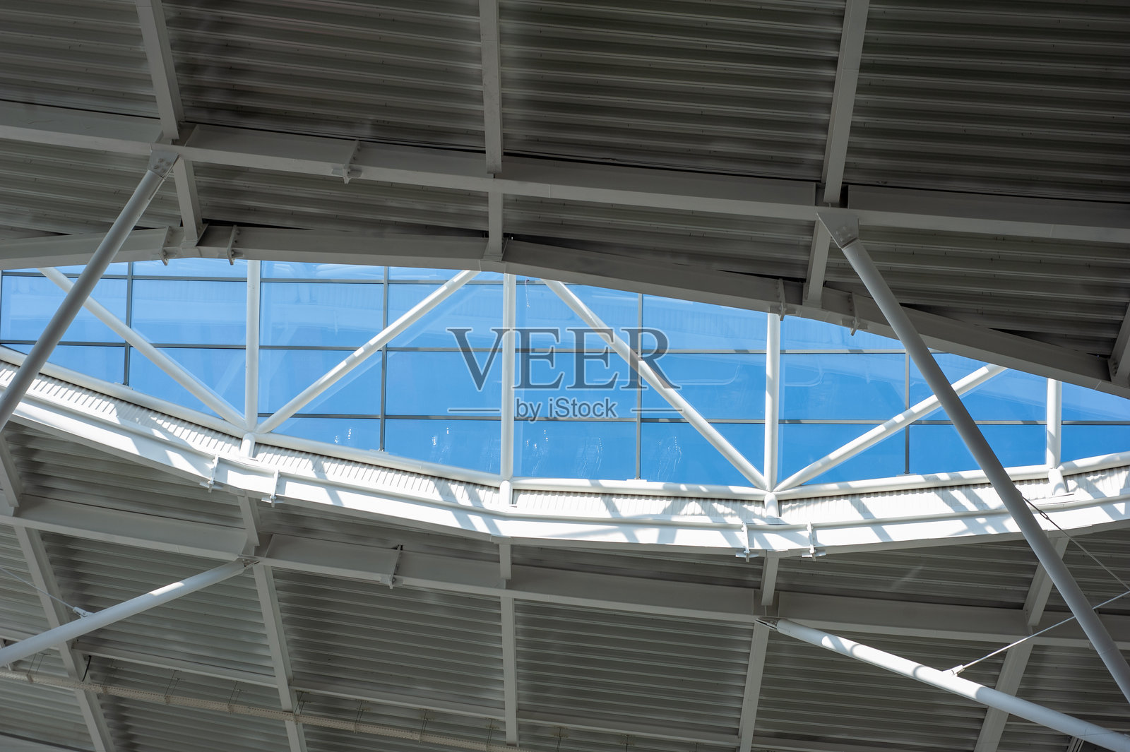 现代钢铁和玻璃天花板结构,阳光与几何阴影交织于当代公共或工业建筑内部,建筑背景照片摄影图片