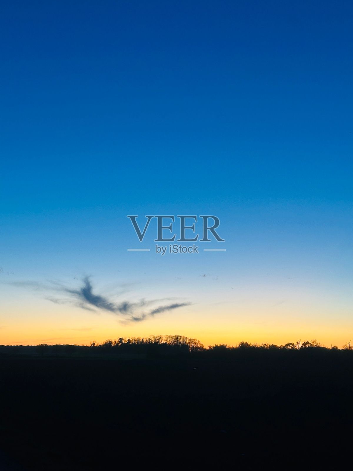 宁静的日落与生动的渐变天空。照片摄影图片