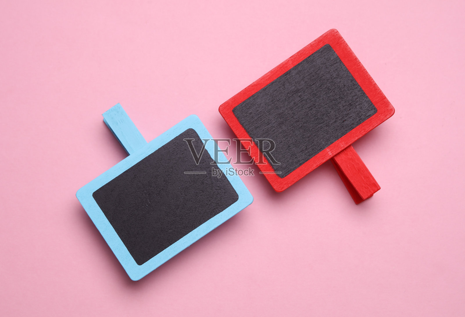 粉色背景上的夹子上的黑板便条照片摄影图片