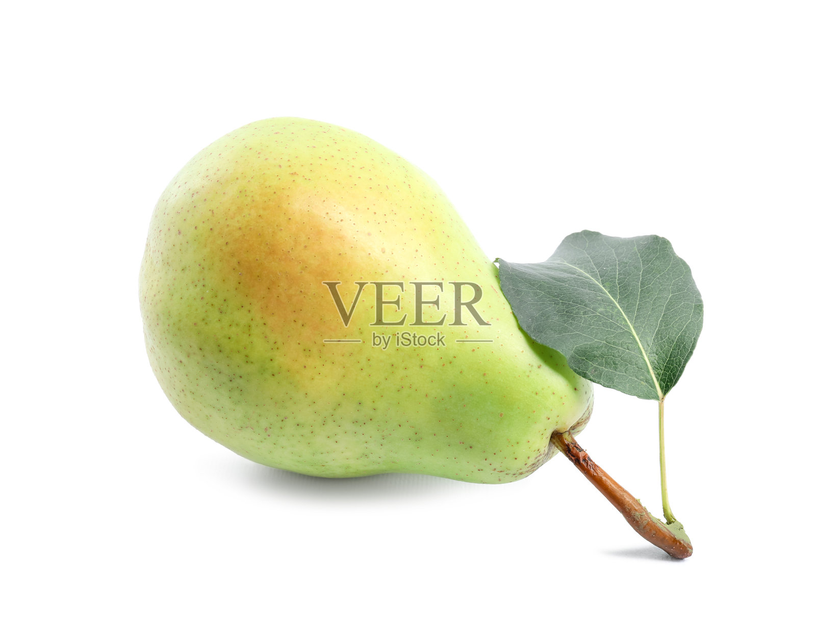 新鲜成熟的梨子,带有绿色叶子,孤立在白色背景上照片摄影图片