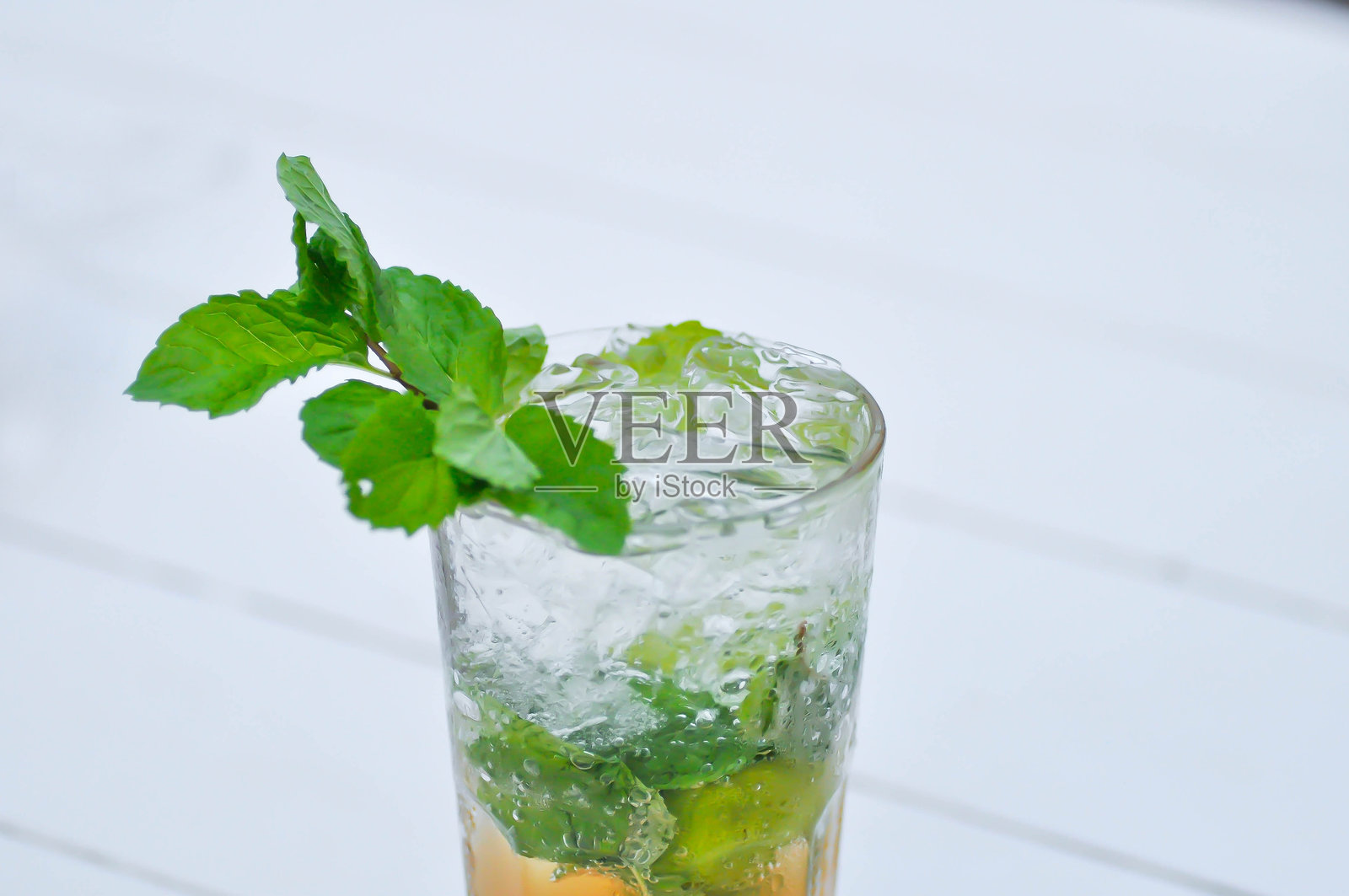 莫吉托或鸡尾酒,非酒精鸡尾酒或青柠汁或柠檬汁,柠檬苏打水或奎宁水或苏打水和薄荷叶照片摄影图片