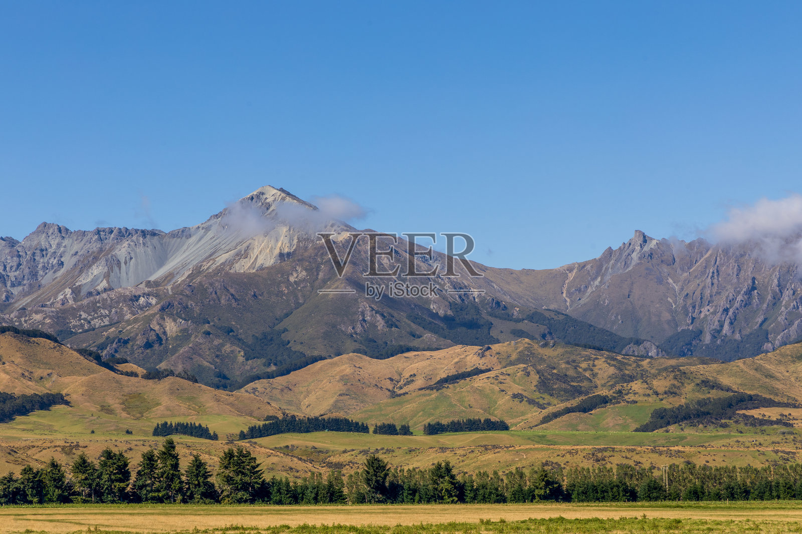 美丽的乡村风景,位于94号公路。山脉、绿田和森林。新西兰照片摄影图片