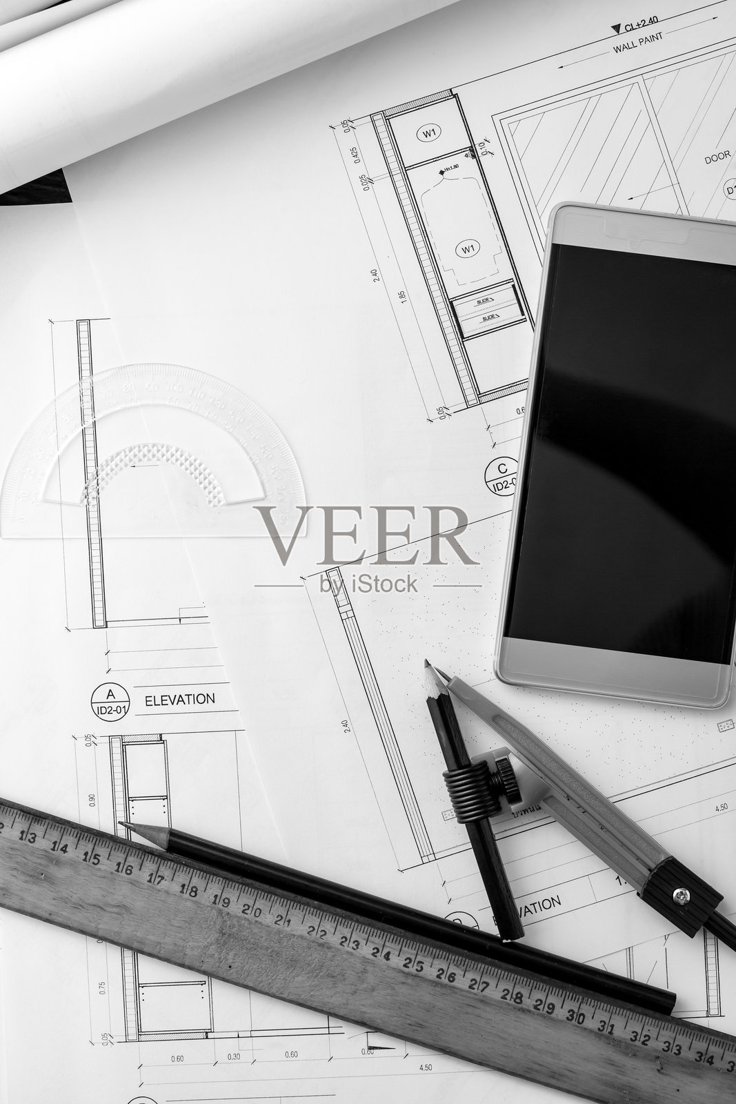 黑白色调的建筑蓝图和工具与桌上的智能手机照片摄影图片