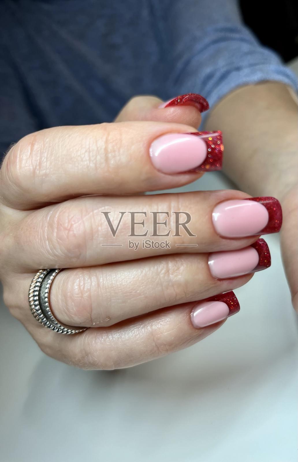 女人的手,红色法式美甲,指甲设计,圣诞节照片摄影图片