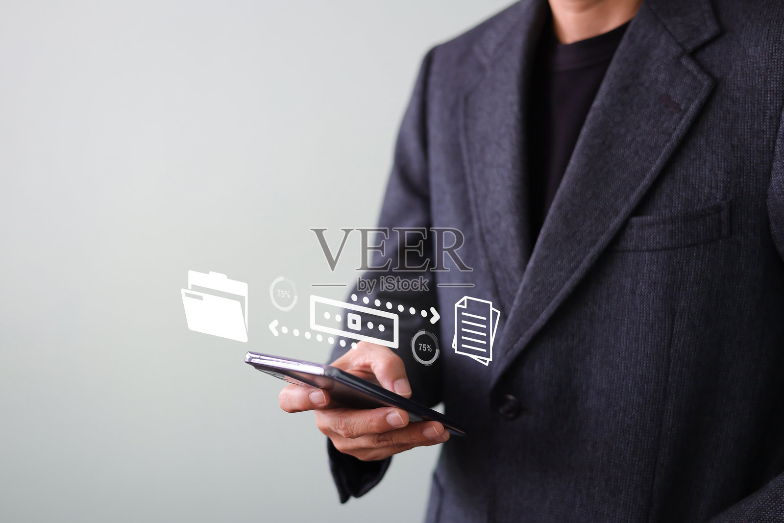 商人通过智能手机发送文件传输、备份和下载文档。在线文档数据库和流程自动化,接收、发送和在云计算上交换。照片摄影图片