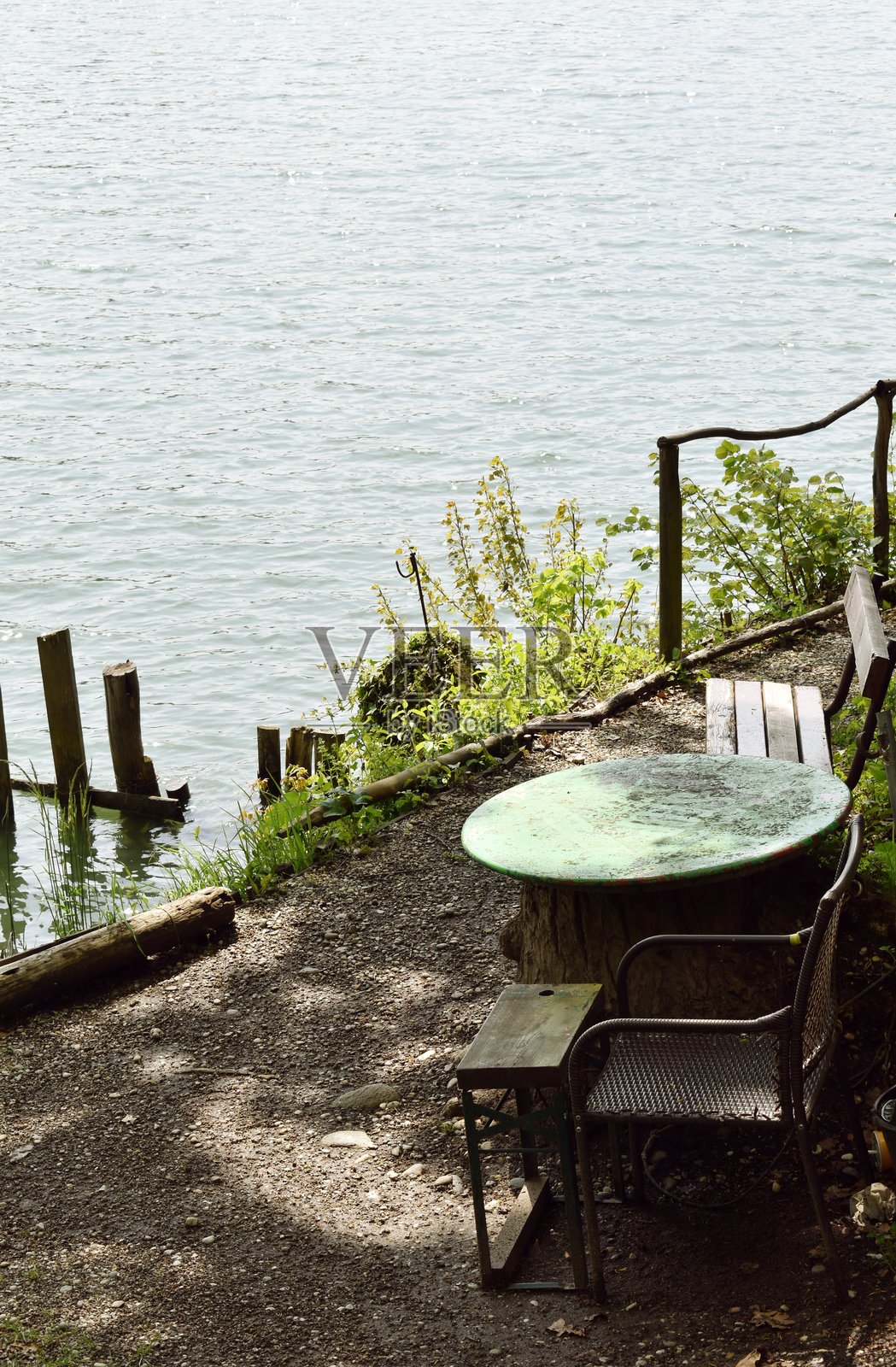 欧洲,斯洛文尼亚,德拉瓦河,春季,河岸,桌子和椅子及长凳照片摄影图片