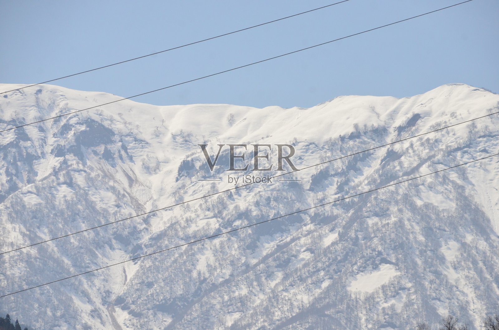 合掌造的合掌村位于白川乡的五箇山,是一个小而风景如画的村庄,以其保存完好的合掌造房屋和宁静的乡村环境而闻名于世界遗产。照片摄影图片