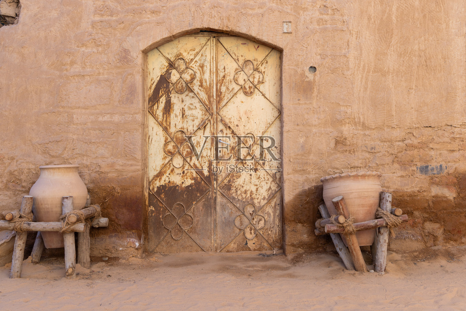 沙特阿拉伯古城阿乌拉的传统房屋与两个水壶照片摄影图片