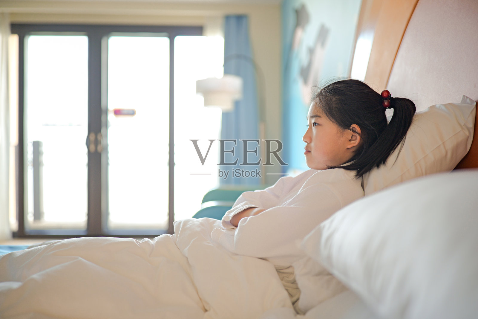 小女孩在床上休息照片摄影图片