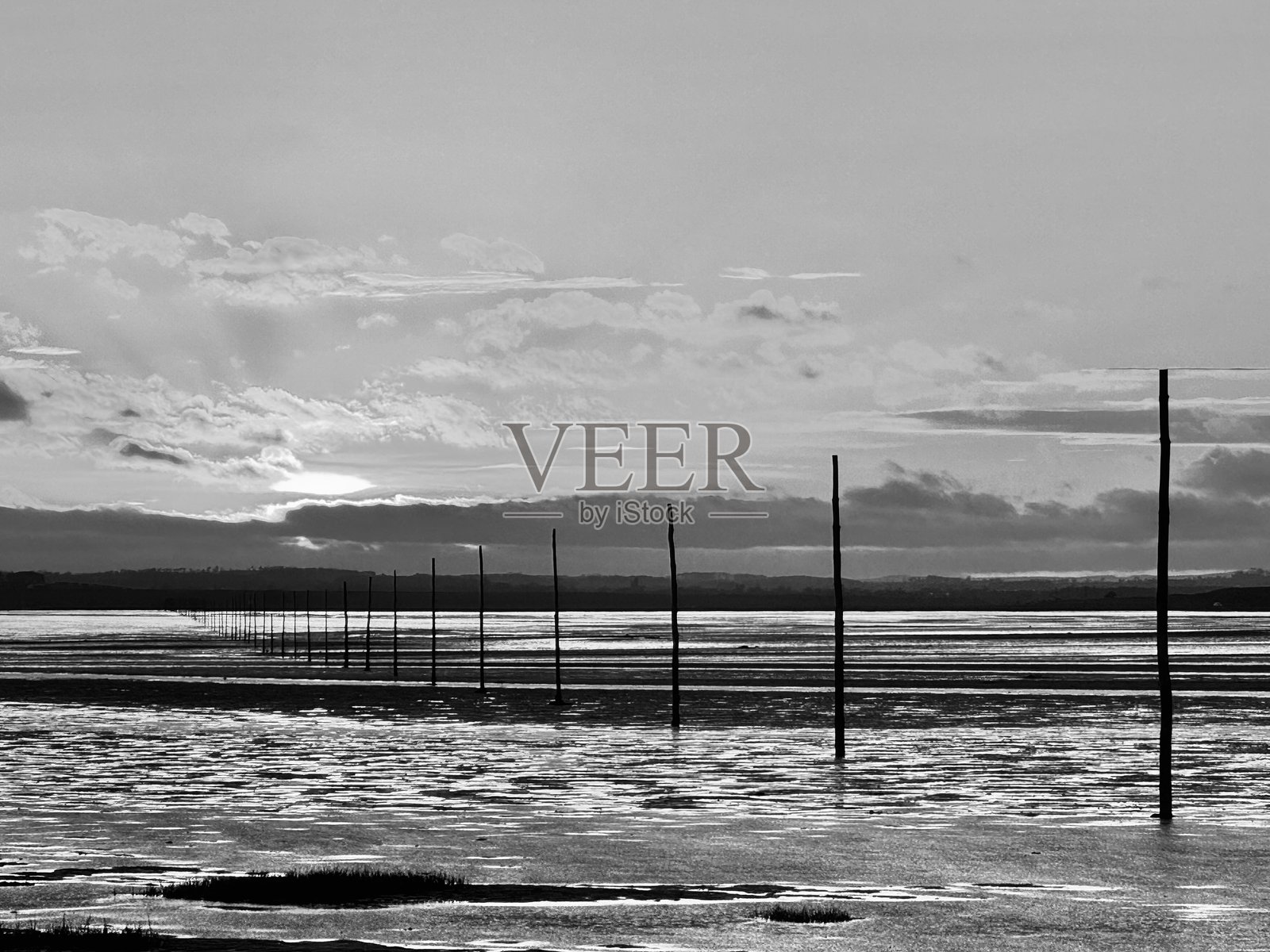 诺森伯兰的圣岛上,日落时分沙滩上的木制指示牌照片摄影图片