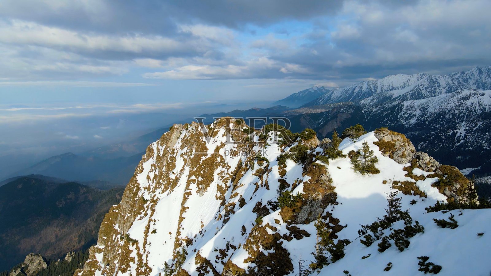 从上方俯瞰波兰扎科帕内的雪山峰、岩石和冰川景观照片摄影图片