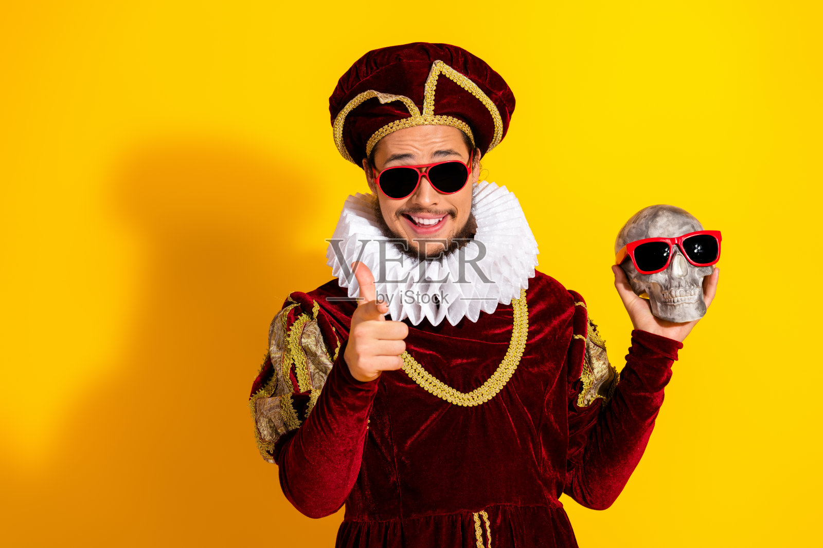 带有幽默现代元素的历史服装贵族的俏皮描绘,背景色彩鲜艳,表情生动。照片摄影图片