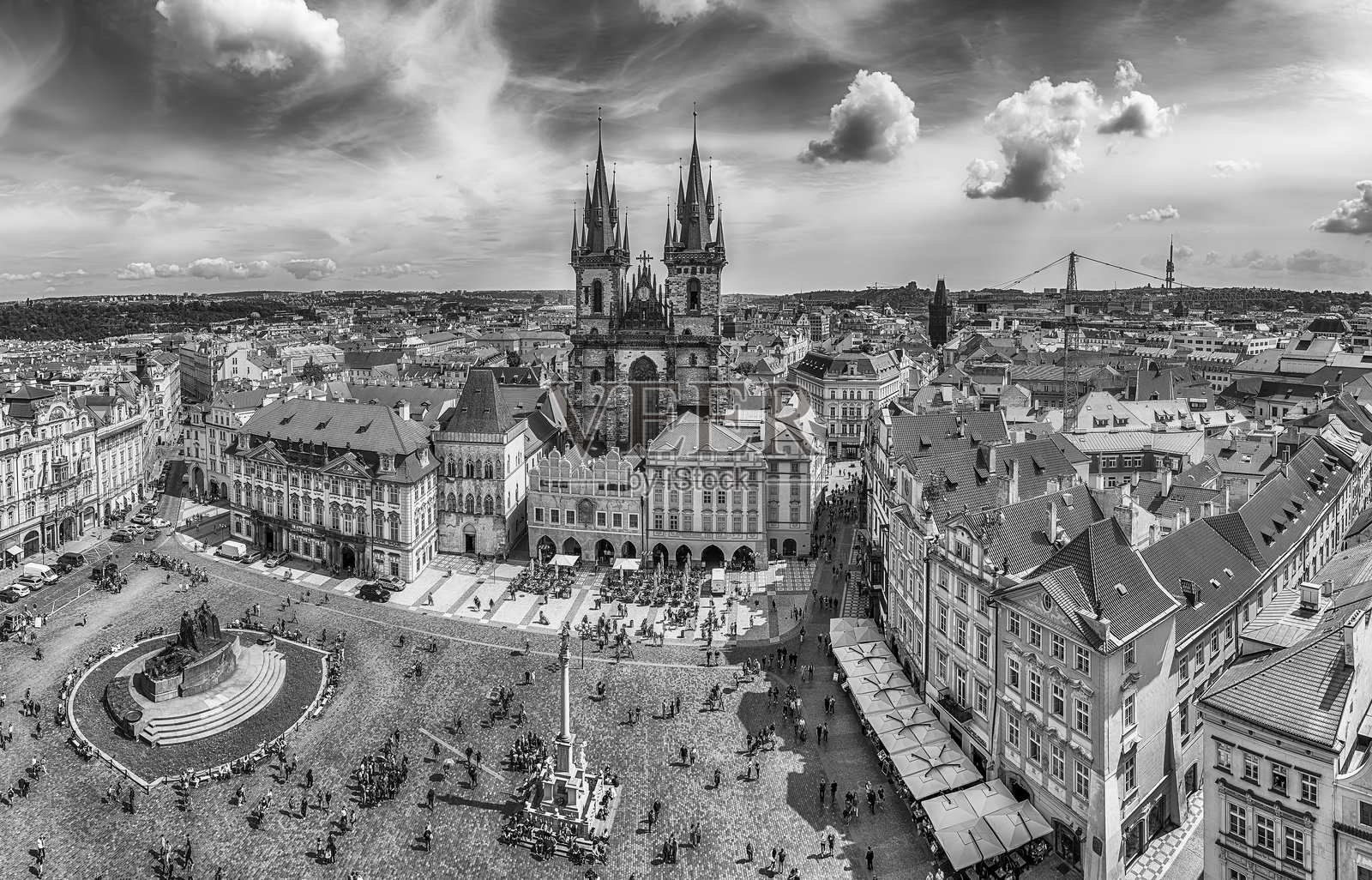 布拉格的提恩教堂和老城广场的鸟瞰图照片摄影图片