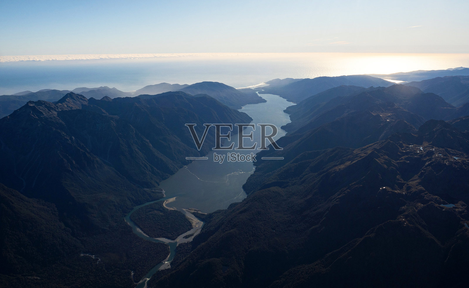 麦克凯罗湖,位于南阿尔卑斯山脚下的瓦卡蒂普怀泰山谷,背景是南地海岸线,未受破坏的新西兰自然风光照片摄影图片