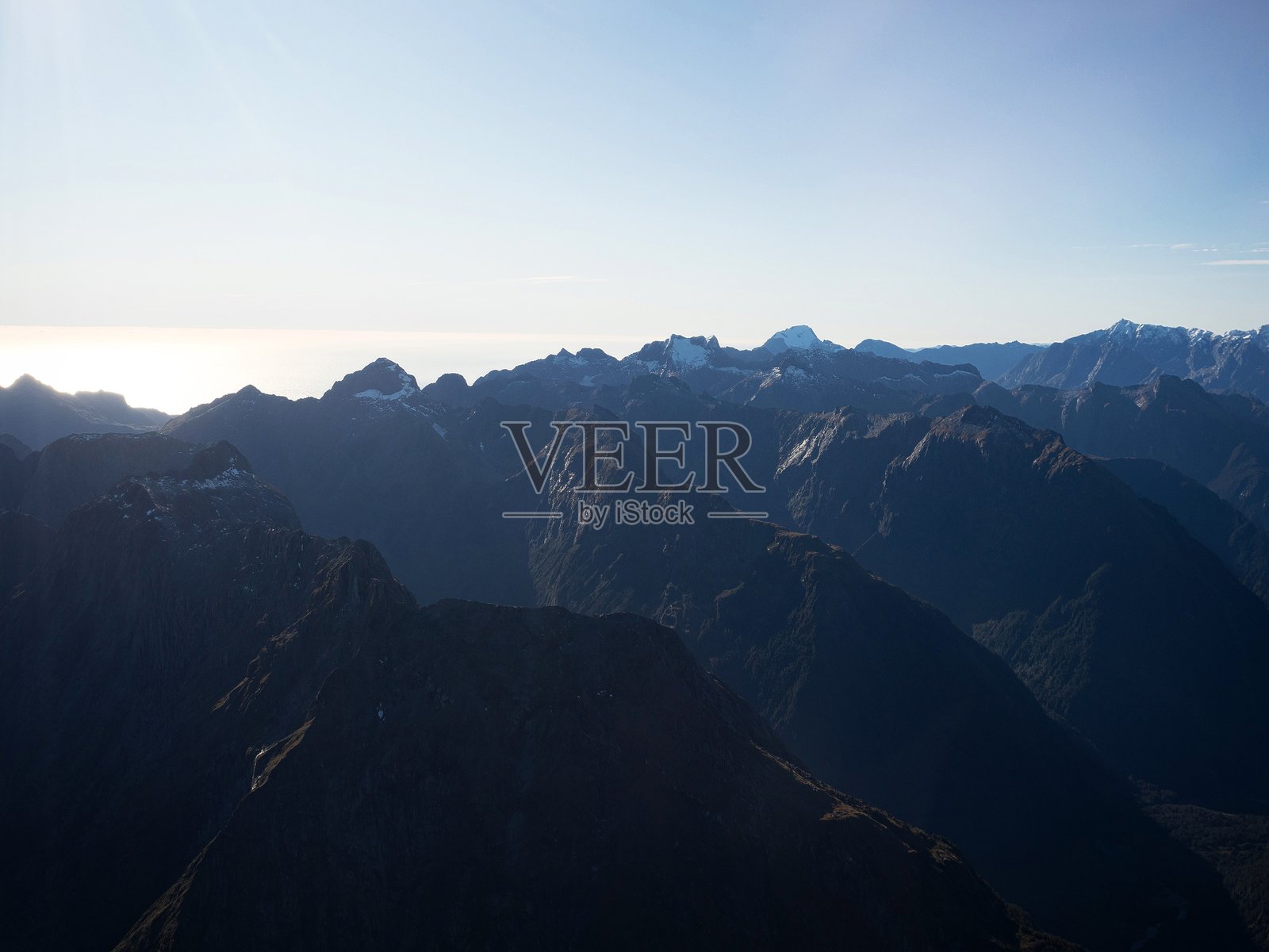 南阿尔卑斯山的高山轮廓全景,奥塔哥南地新西兰的高峰与深谷。照片摄影图片