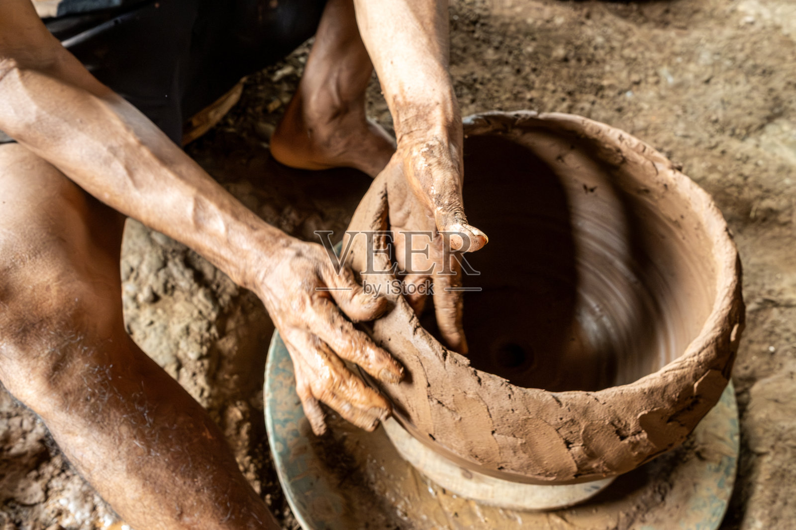 陶艺师在陶轮上塑形粘土照片摄影图片