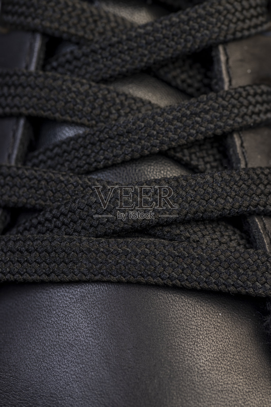 黑色靴子上的平鞋带,特写镜头照片摄影图片