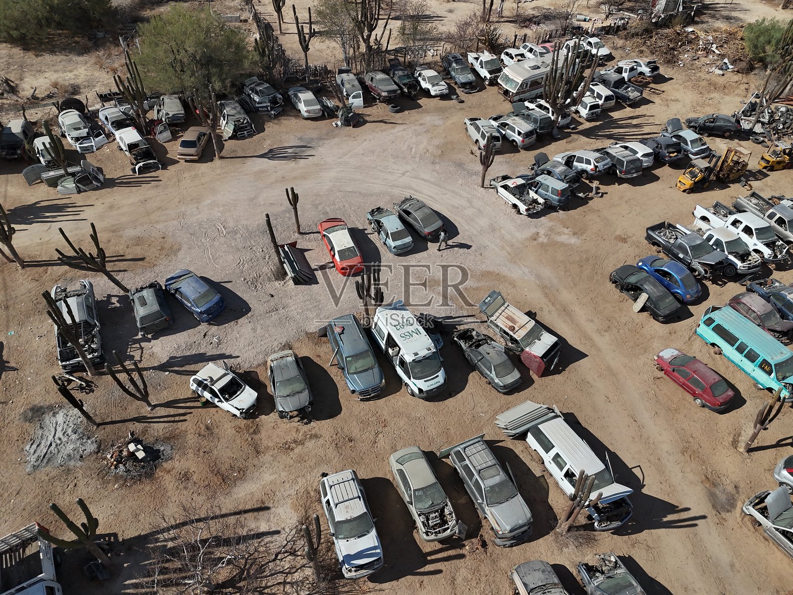 墨西哥下加利福尼亚半岛沙漠中的废品场航拍图照片摄影图片