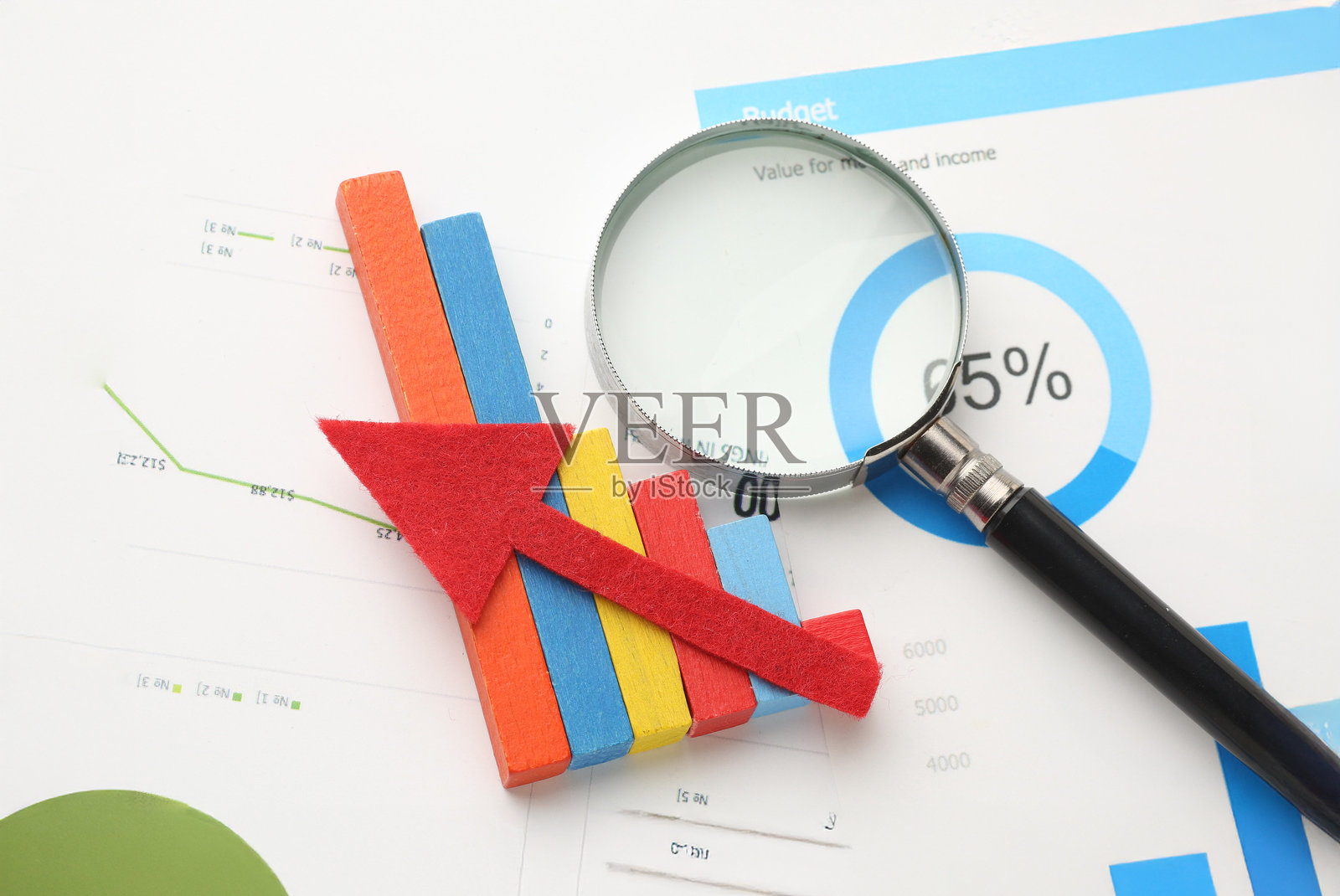 带有蓝色商业图表、图形、信息和报告背景的计算器和钢笔,适用于金融和商业概念照片摄影图片