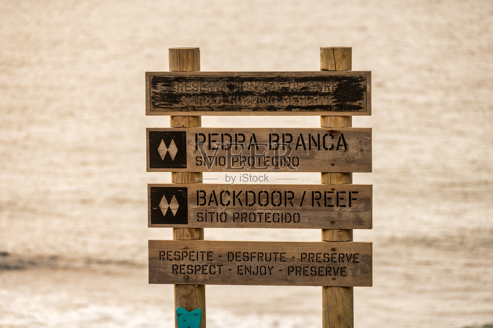 埃里塞拉的木制冲浪保护区标志照片摄影图片