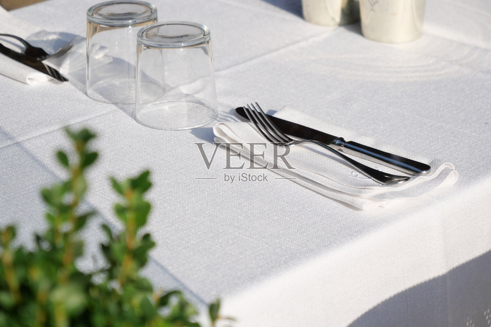 优雅的餐桌布置,配有银器和精美的玻璃杯照片摄影图片
