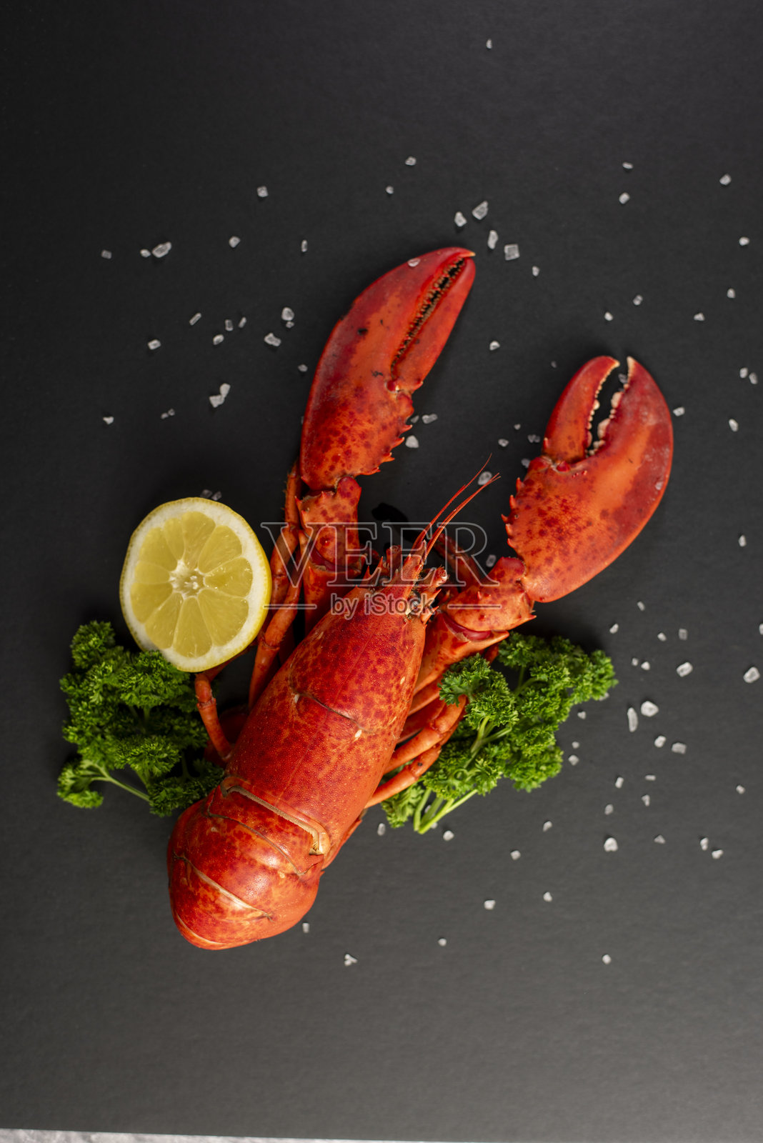 新鲜蒸龙虾特写,配以香草照片摄影图片