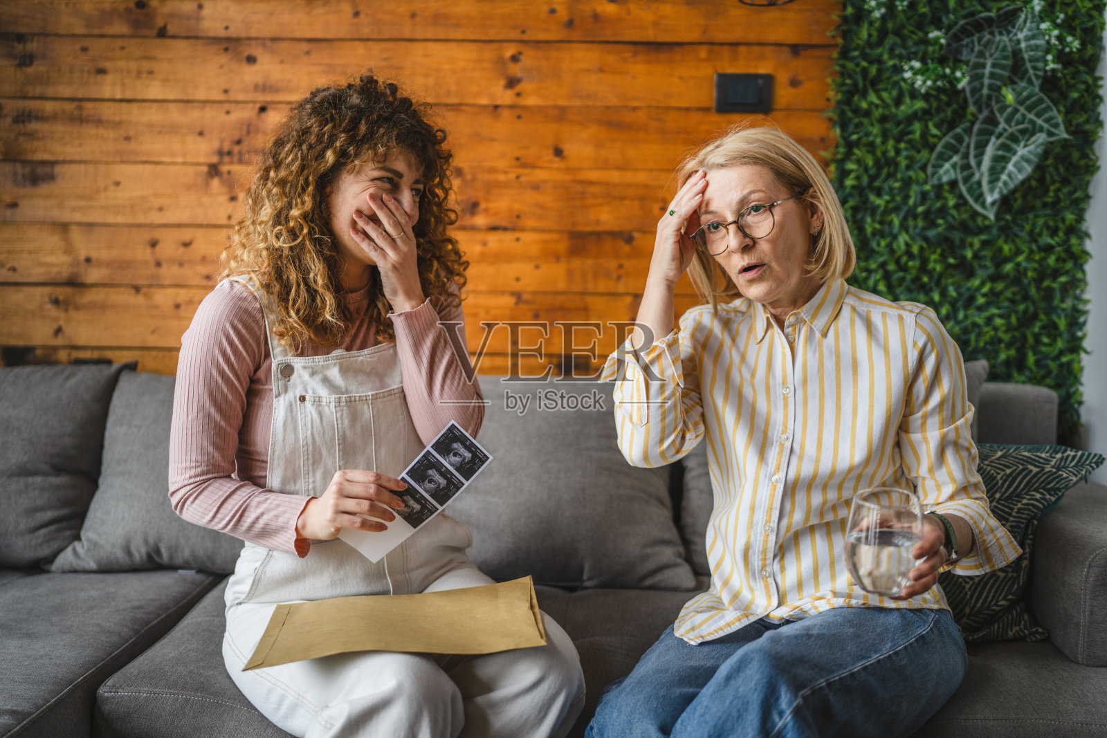 女儿告诉震惊和担心的母亲她怀孕的消息照片摄影图片