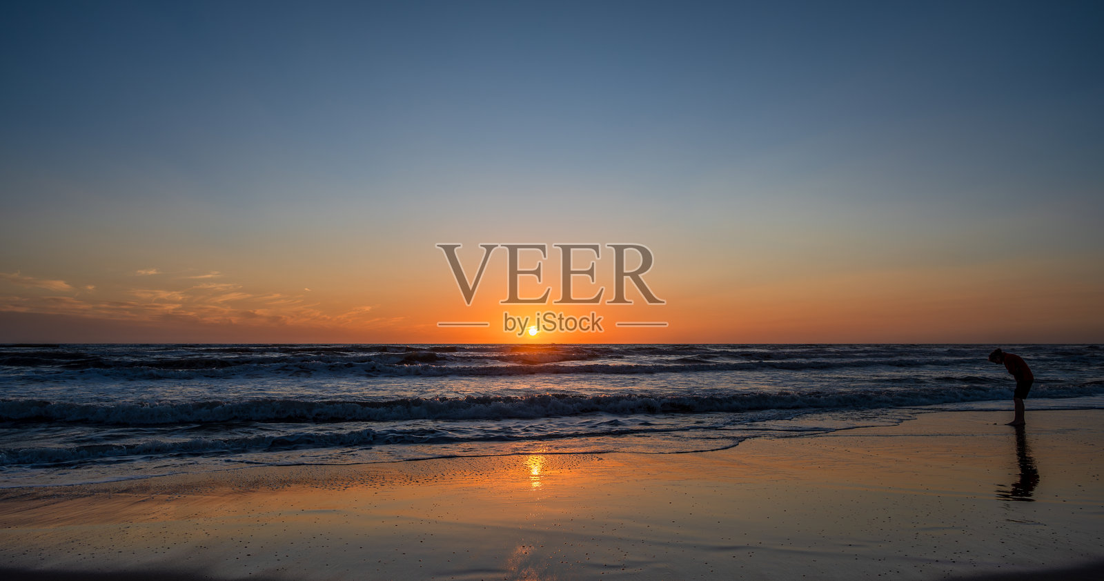 提尔雷尼亚海。秋季日落照片摄影图片