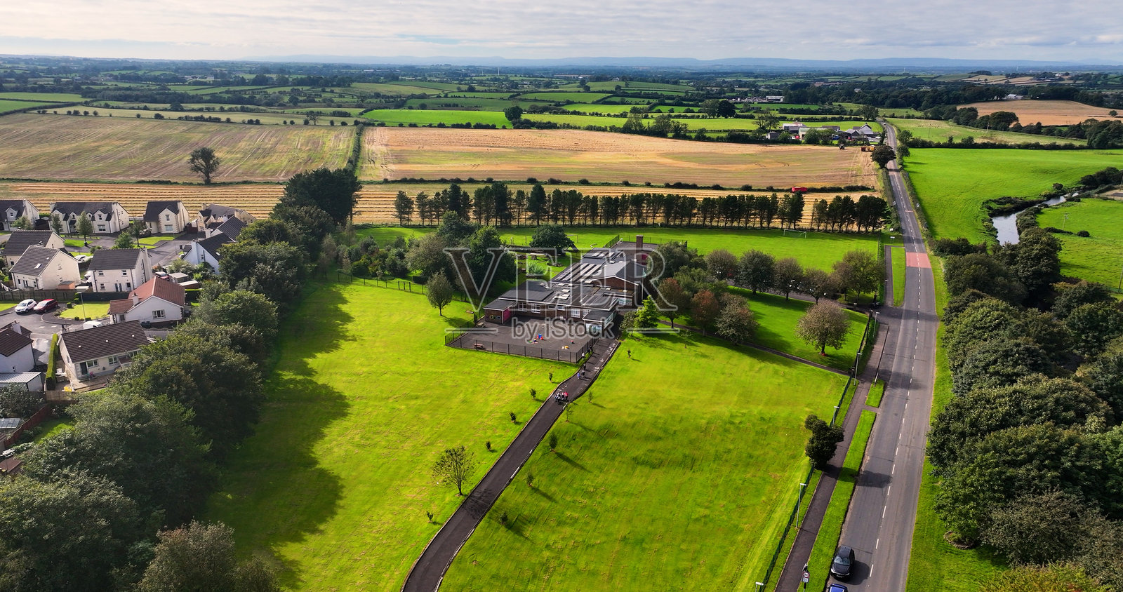 北爱尔兰安特里姆郡巴利卡斯尔的阿莫伊小学鸟瞰图照片摄影图片