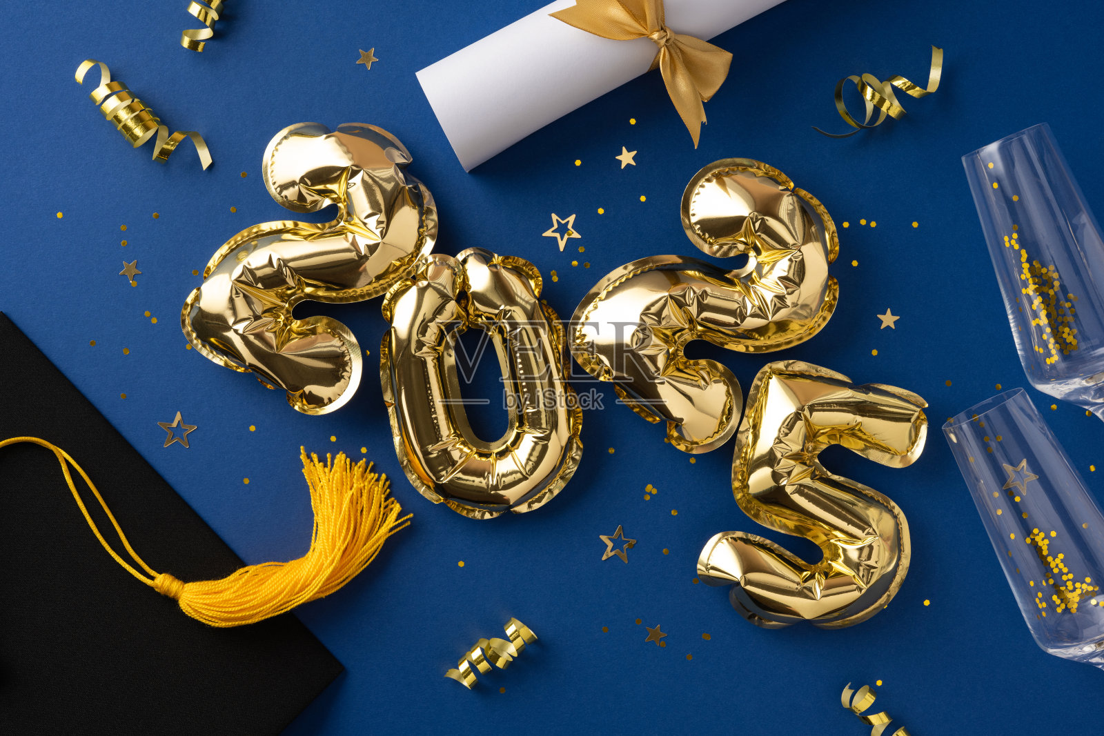 金色气球、毕业用品和五彩纸屑象征着2025年的兴奋与期待照片摄影图片