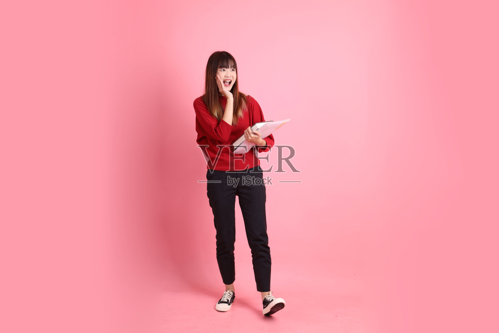 20多岁的亚洲女性穿着红色T恤照片摄影图片