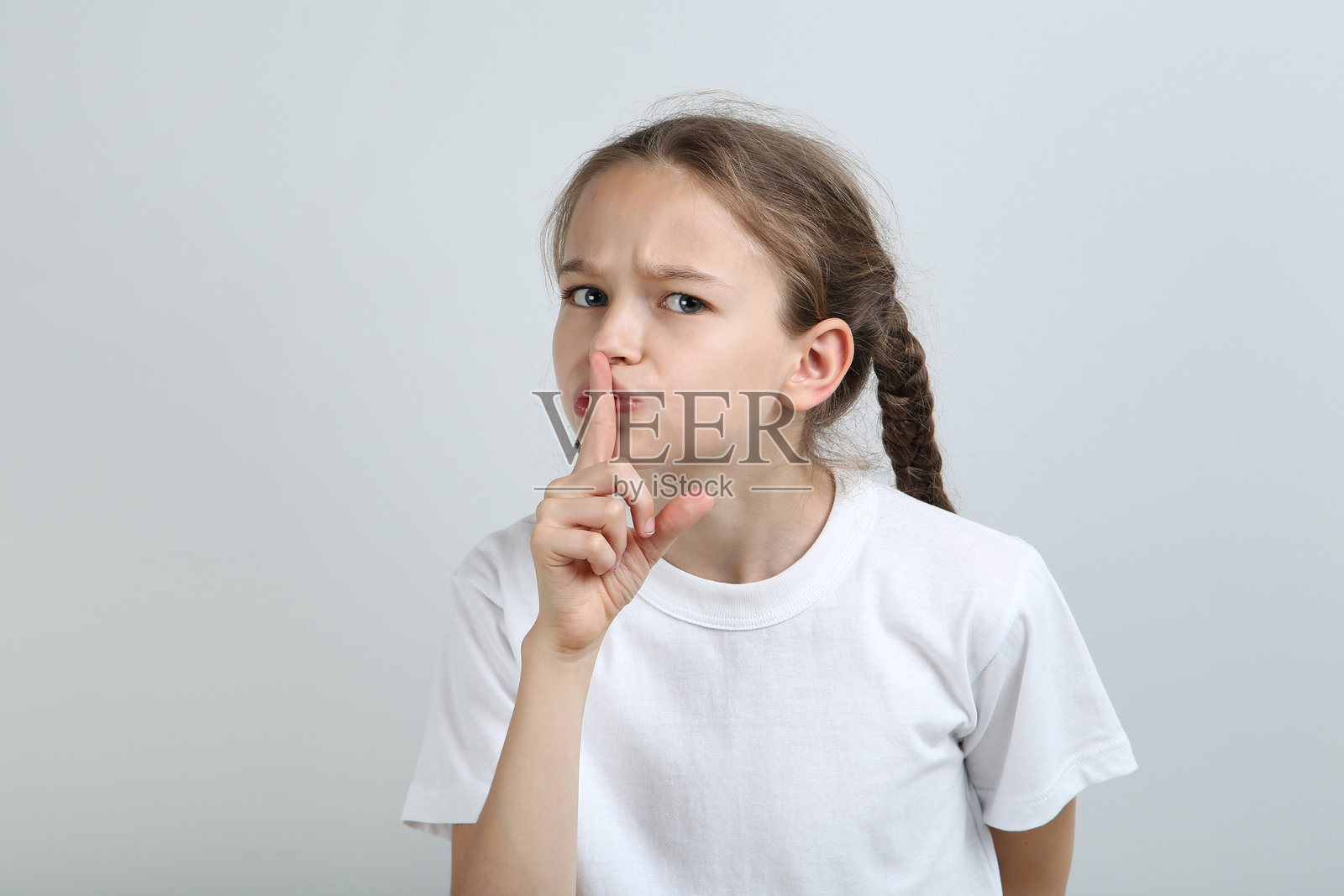 可爱的小女孩在灰色背景上照片摄影图片