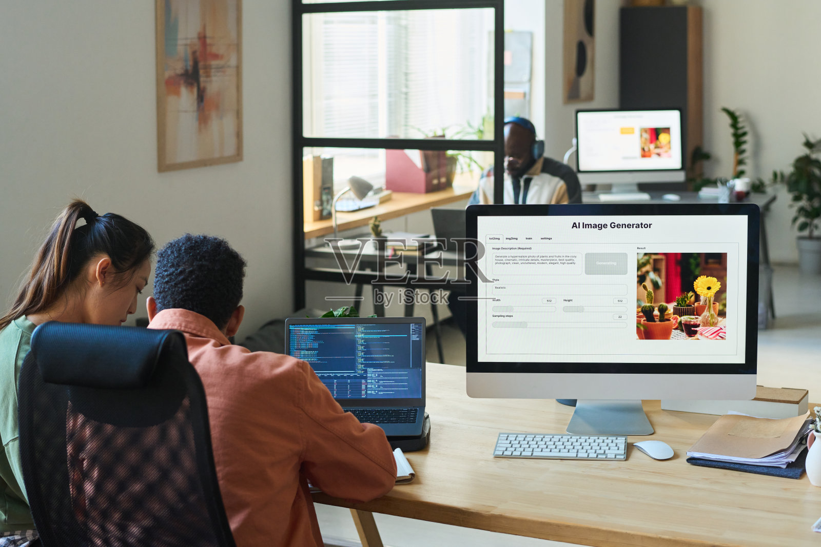 设计师在电脑前工作照片摄影图片