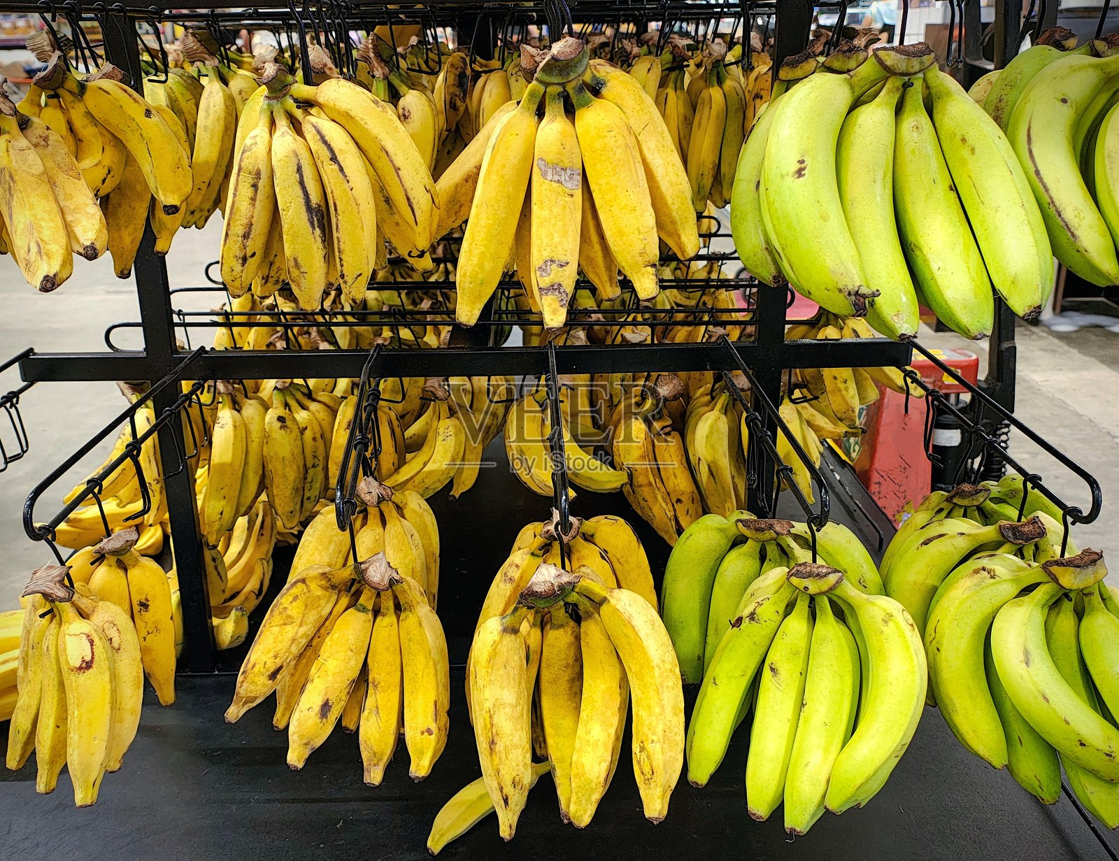 超市里悬挂着许多串香蕉照片摄影图片