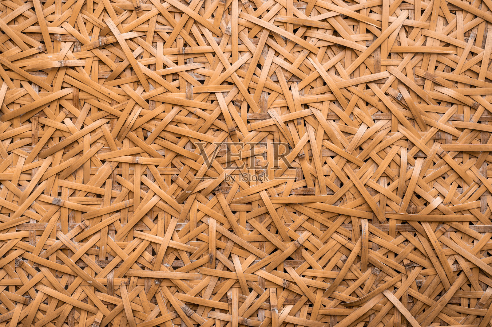 工业仓库内堆放的木板,棕色粗糙硬木板材堆积,展现自然纹理,准备用于建筑和材料存储工厂照片摄影图片