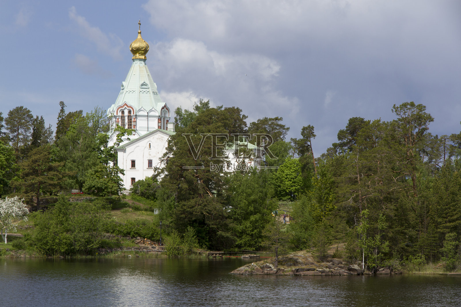 瓦拉姆修道院的尼科尔斯基小修道院在树木之间照片摄影图片