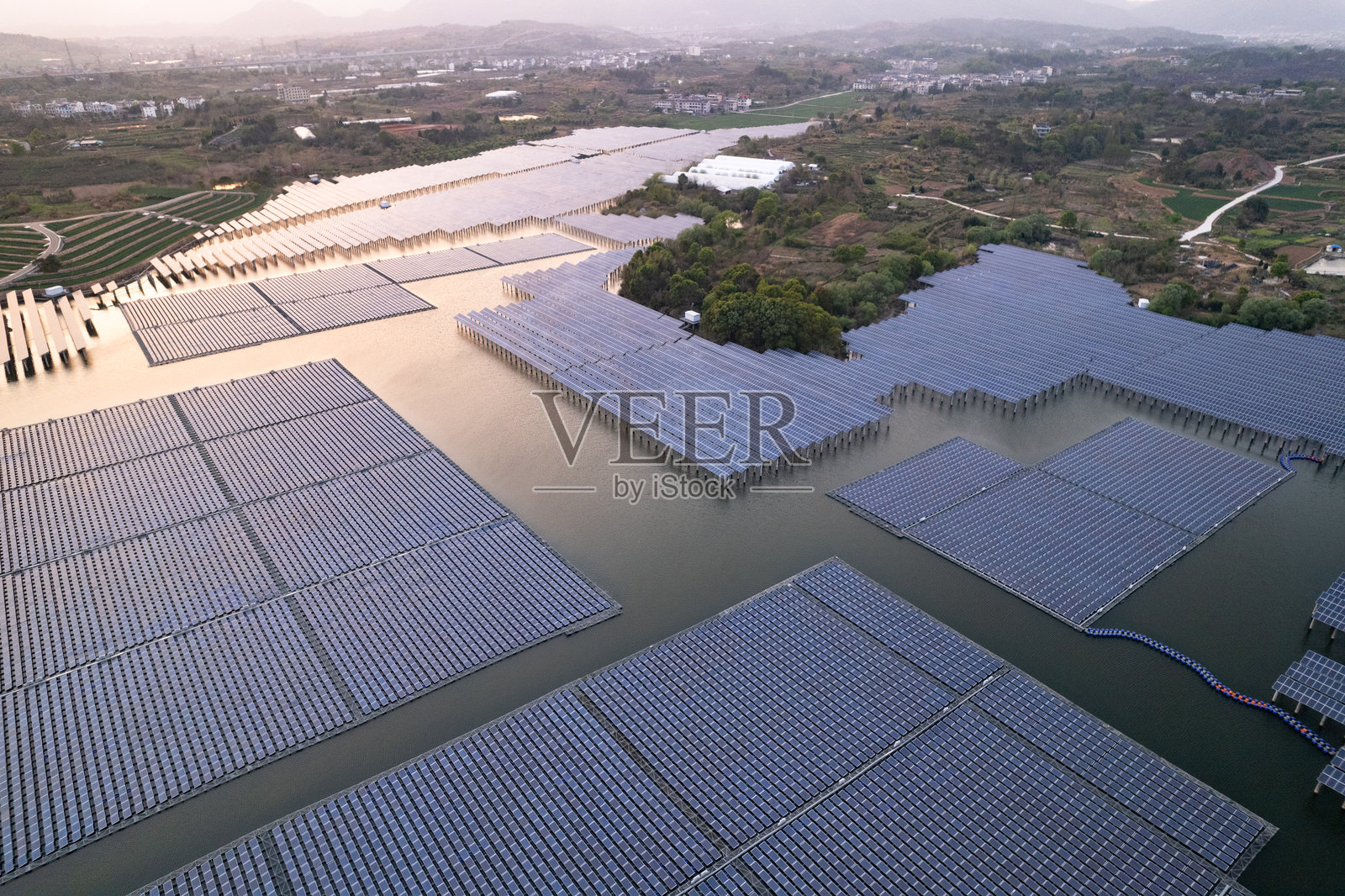 俯瞰光伏发电站日出照片摄影图片