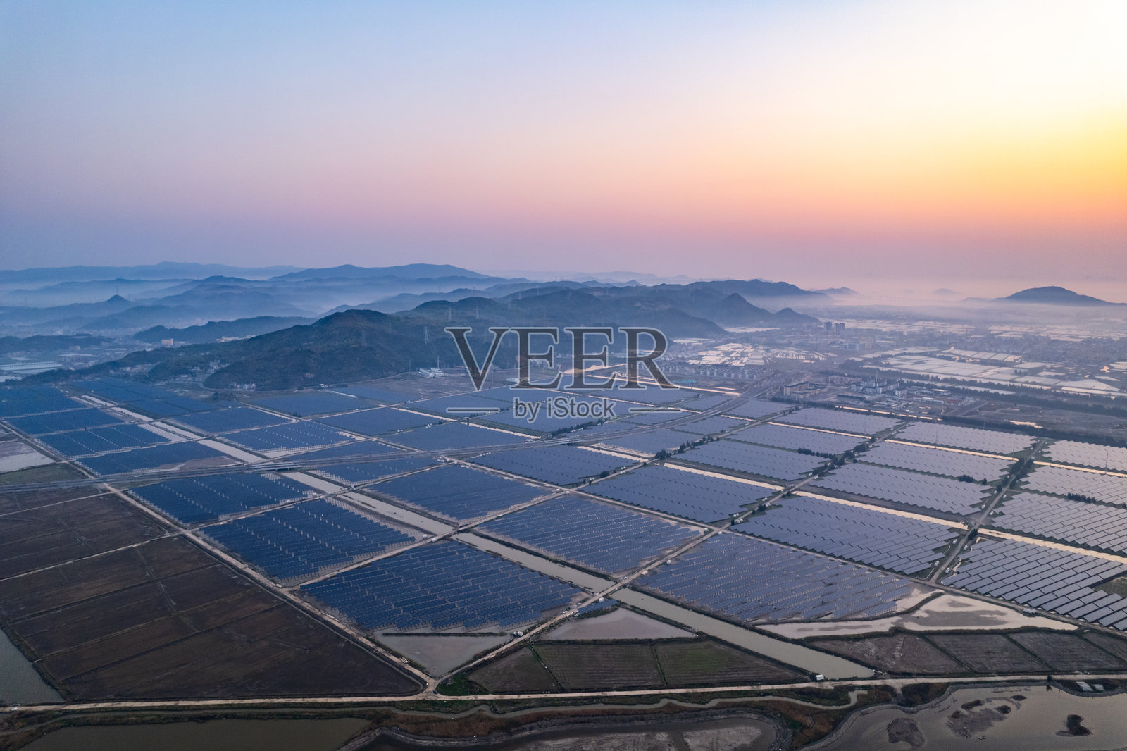俯瞰光伏发电站日出照片摄影图片