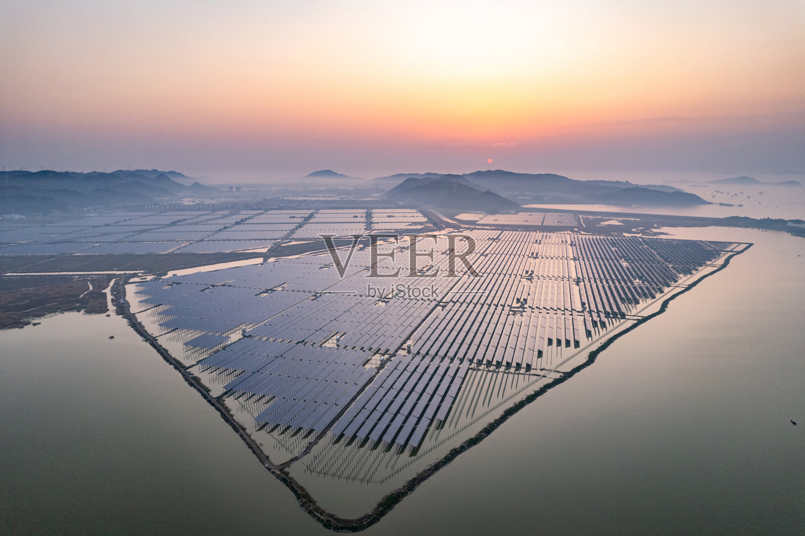 俯瞰光伏发电站日出照片摄影图片