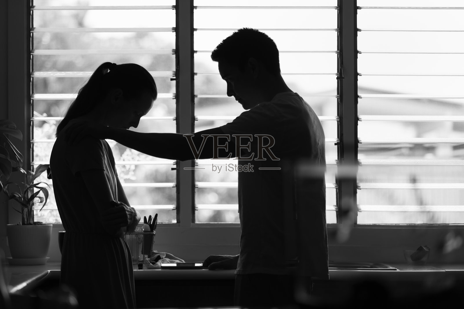 男人在困难时刻帮助安慰伤心的女人。支持与帮助。照片摄影图片