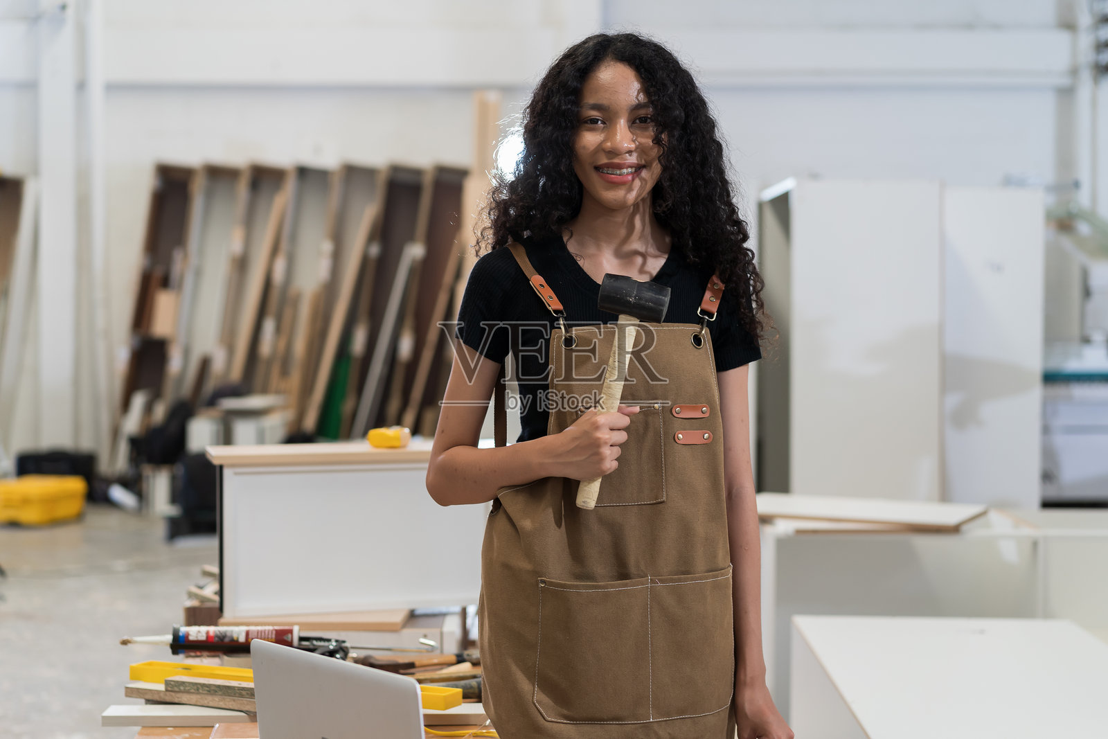 胶合板加工厂。家具制造。非裔美国工人在家具厂使用木工工具。照片摄影图片