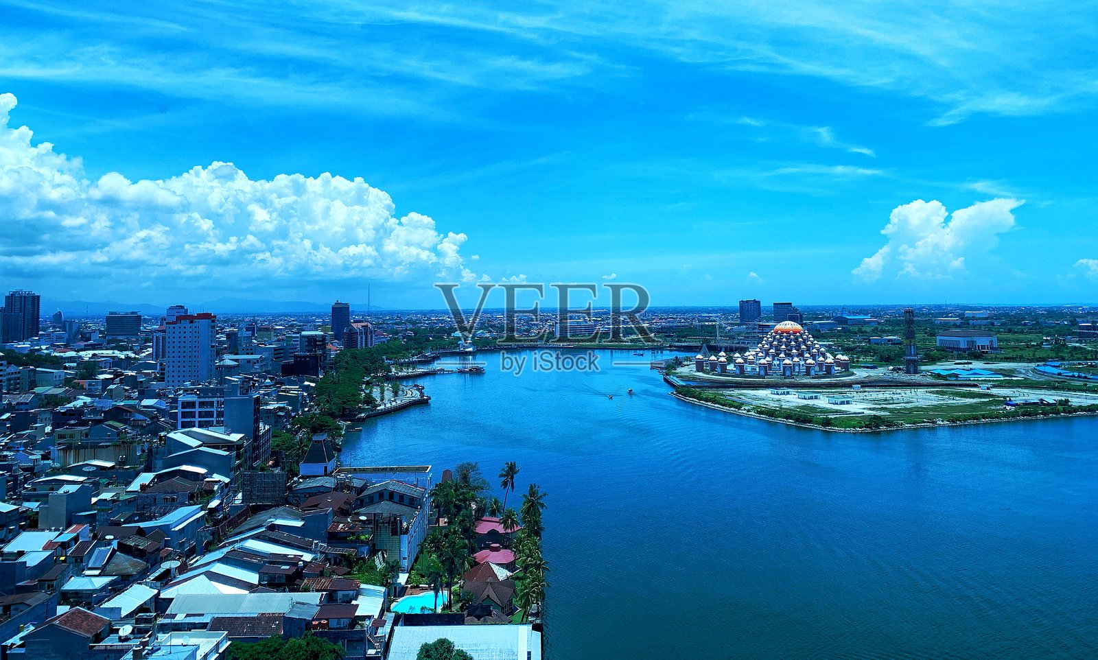 白天的马卡萨市景和最宏伟的清真寺照片摄影图片