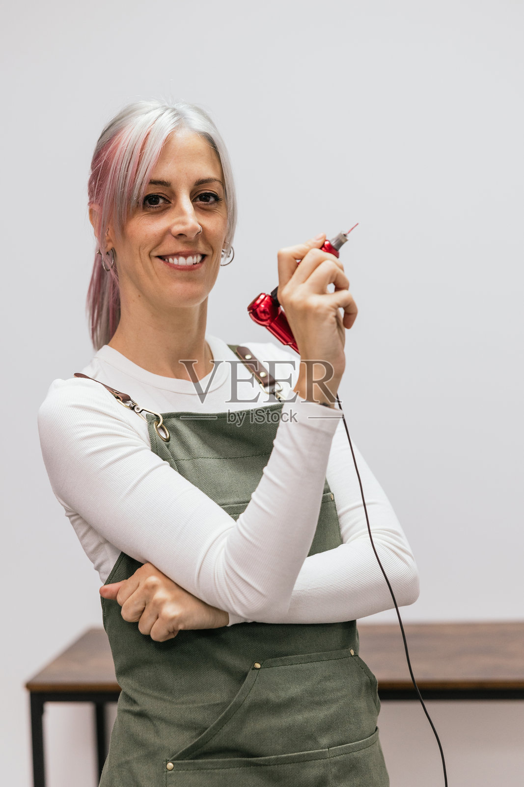 美容师微笑着手持微色素设备照片摄影图片