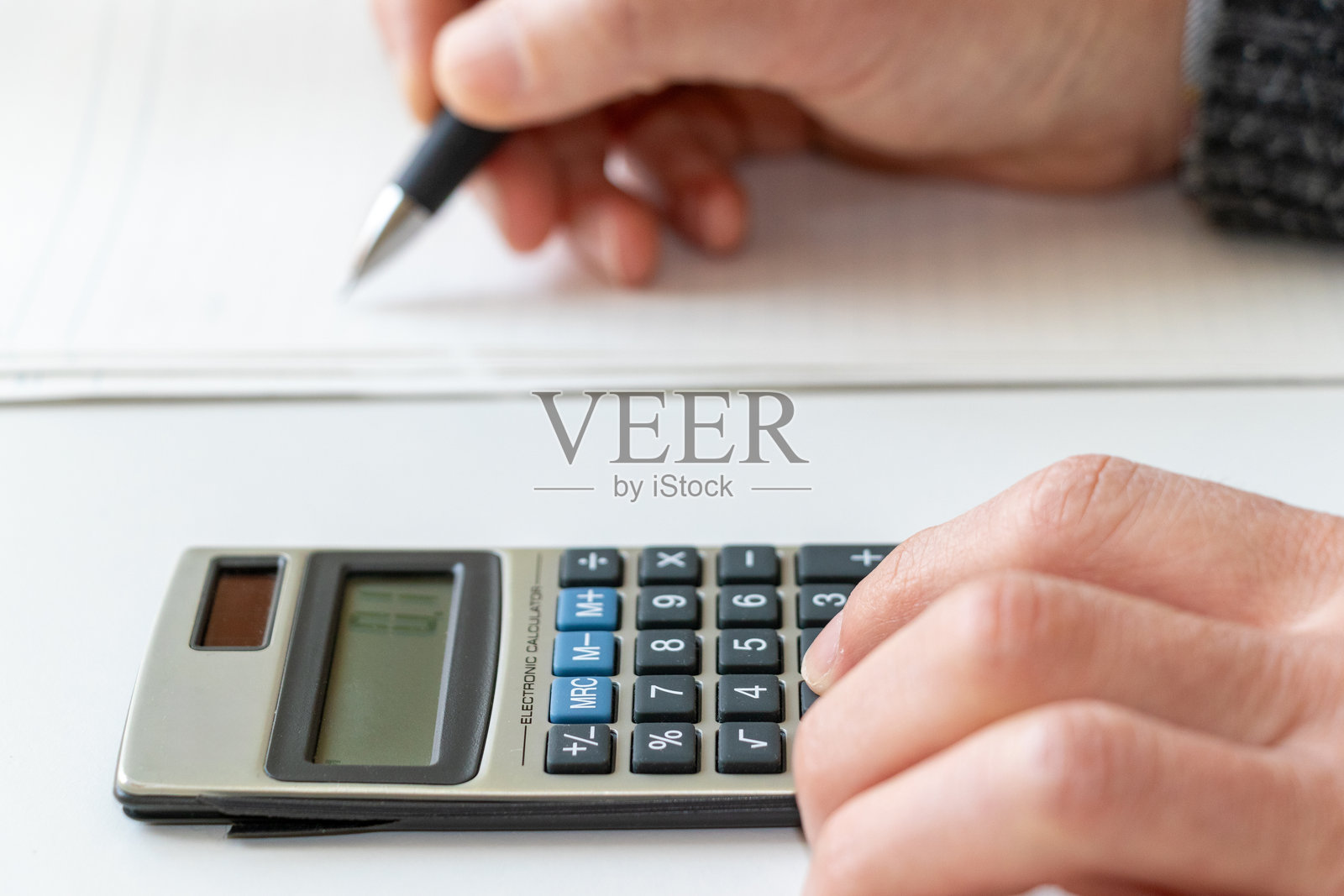 使用计算器进行计算照片摄影图片