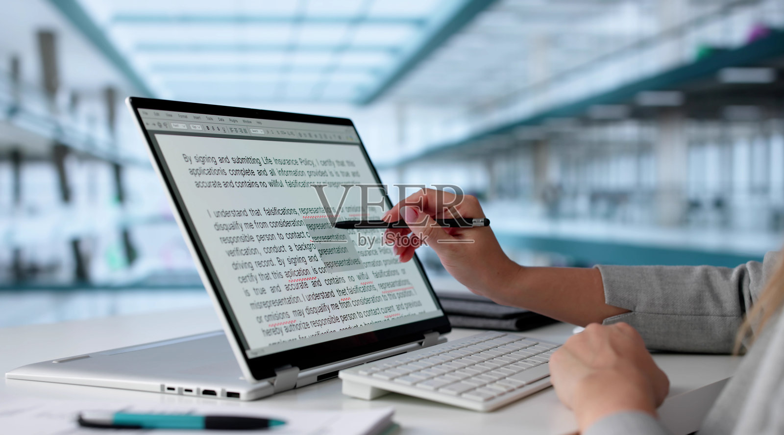 编辑专家仔细审查并纠正语法错误照片摄影图片